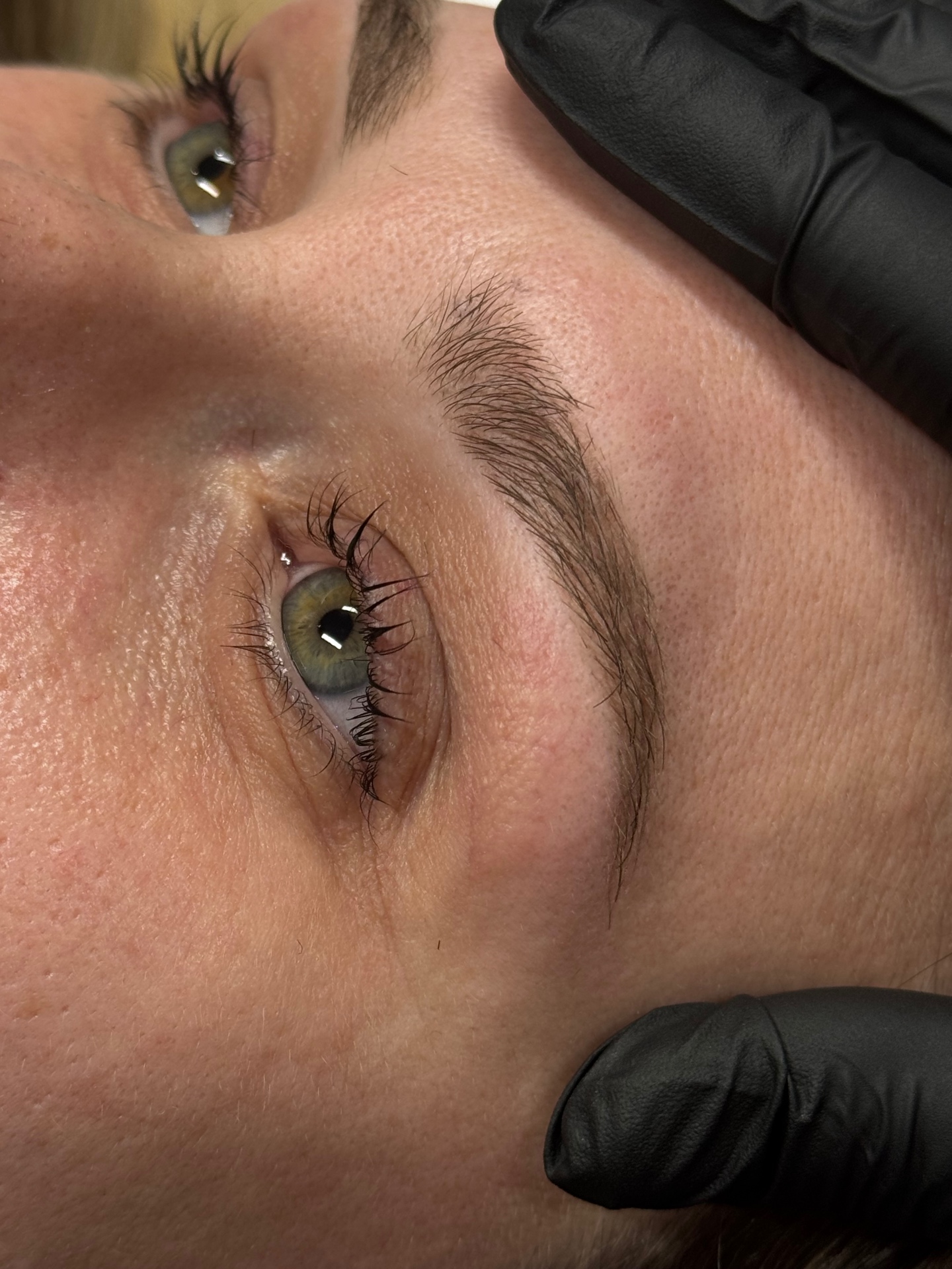 Before and after of a shaped and tinted natural brow